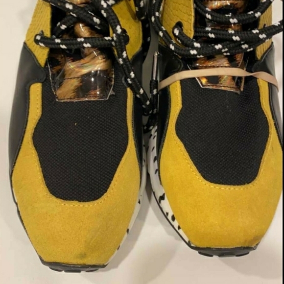 Stylish Yellow and Black Women's Sneakers - Picture 5 of 13